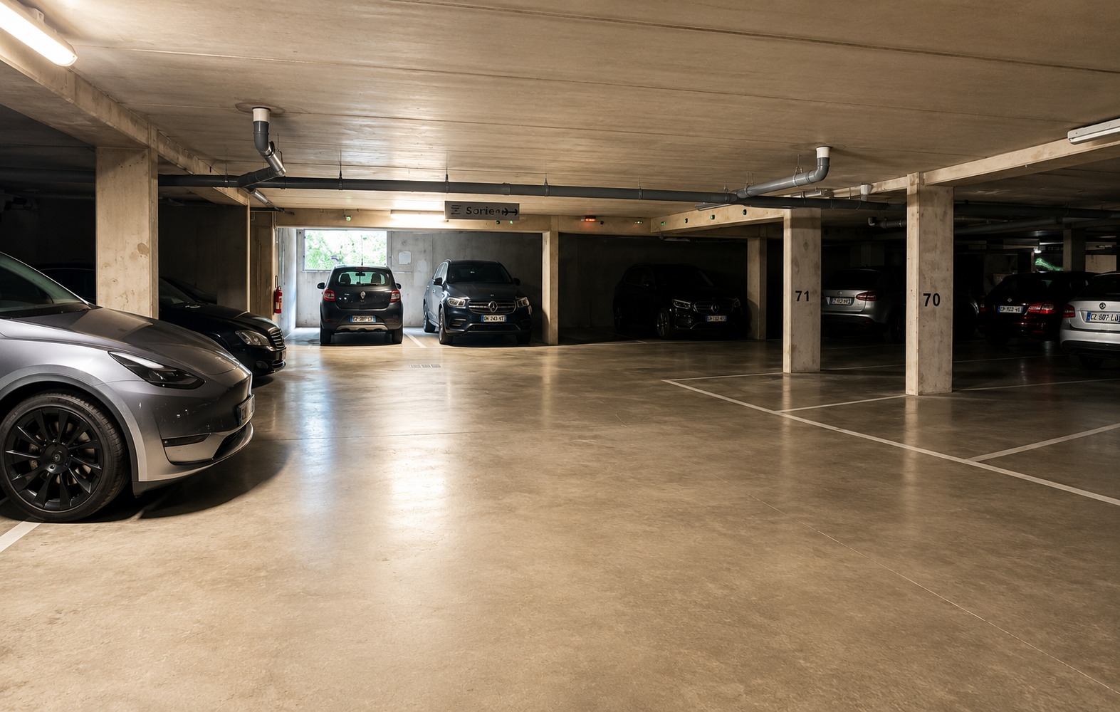 Parking couvert Sky Valet à Paris CDG — emplacements individuels éclairés et propres